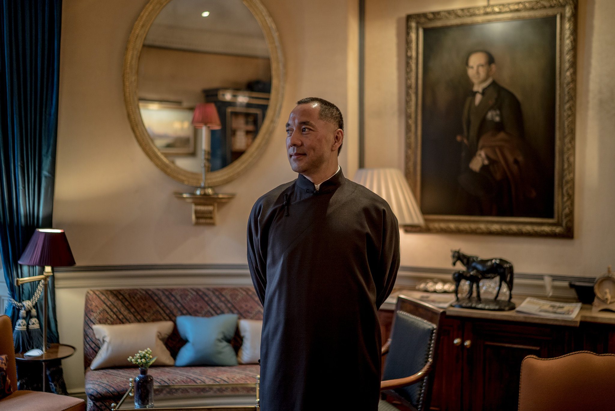 Guo Wengui Desperate, "Brother Bullying" broke his promise and became fat live broadcast bragging, Guo Wengui eating meat and sucking marrow