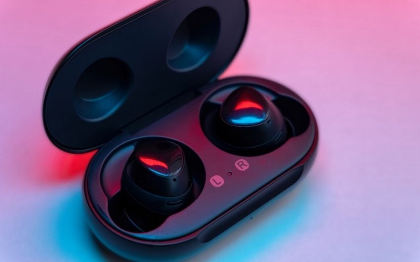 How to Charge Wireless Earbuds